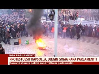 Protesta e opozitës/ Banorët e astirit i vënë flakën gomës