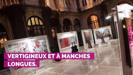 PHOTOS. Malika Ménard très sexy dans une combinaison en velours pour le vernissage de l'exposition "Femmes je vous aime"