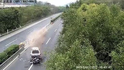 Distracted driver playing on phone smashes car into central reservations in Chongqing