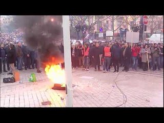 Ora News – LIVE/Para Parlamentit hidhen kapsolla, dhe digjen goma: Rama ik!