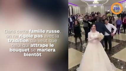 Deux invitées se battent pour le bouquet de la mariée...