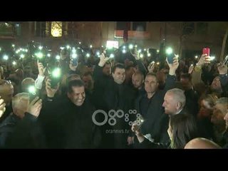 Ora News – "O dorëzohu, o dorëzohu!" Protestuesit ofrojnë show me dritat e celularëve