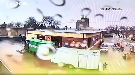 شاهد.. لحظة انفجار شاحنة نقل مواد غذائية في أوريغون