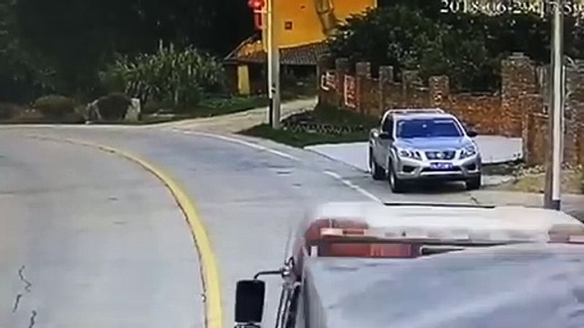 Pneus caem de camião em andamento... O condutor deste carro teve a maior sorte do mundo...