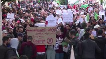 Algérie : les étudiants dans la rue contre la candidature de Bouteflika - L'info du vrai du 26/02 - CANAL+