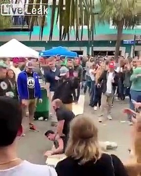 Elle met KO un videur d'un coup de pied !