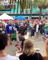 Elle met KO un videur d'un coup de pied !