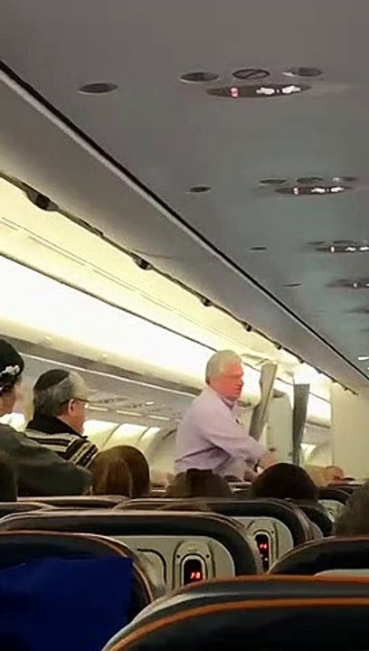 Ivre, ce passager veut serrer la main des gens dans l'avion