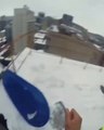Ce fou saute en luge d'un toit d'immeuble enneigé !