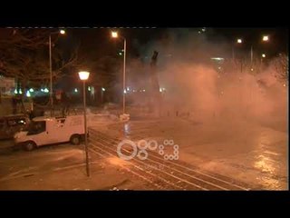 Video herunterladen: Ora News – Gaz lotsjellës për të shpërndarë protestuesit, tymi mbulon vendin