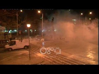 Ora News – Gaz lotsjellës për të shpërndarë protestuesit, tymi mbulon vendin