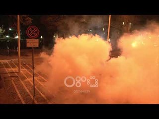 Ora News – Xhafaj monitoron protestën që shpërndahet me gaz lotsjellës, selfie para Kuvendit