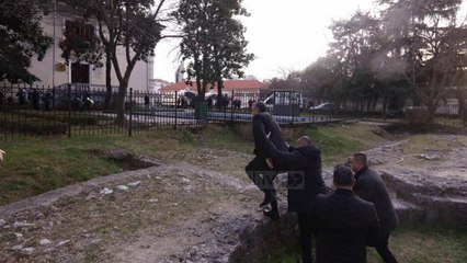 Pa Koment - Protestuesit shtyjnë ministrin Klosi
