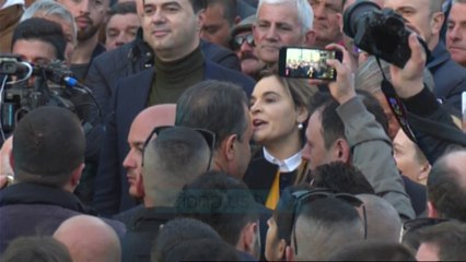 Gurë, zjarr dhe tymuese drejt policisë para parlamentit - News, Lajme - Vizion Plus