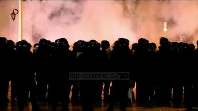 Pa koment - Përplasje protestues-polici, tentohet të hyhet brenda Kuvendit. Hidhet gaz lotsjellës
