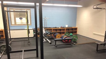 Vander Esch donates weight room to former high school