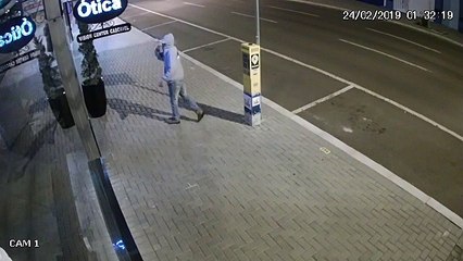 Câmera registra ação de arrombadores em ótica no Centro