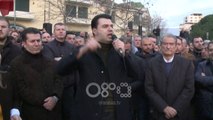 Ora News – Opozita tre orë protestë, policia mbron Kuvendin me gaz lotsjellës