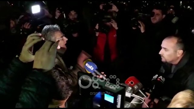 Ora News – Pse e hodhët lëndën helmuese luftarake? Debat mes protestuesve dhe policisë