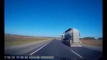 Un conducteur de camion pousse volontairement un automobiliste dans le fossé