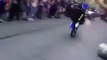 Un chauffard perd le controle de son scooter qui fini dans la foule alors qu'il faisait une roue arrière