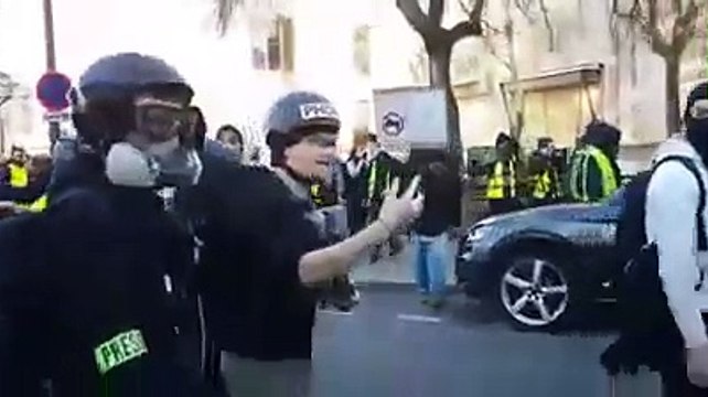 Un CRS se met à paniquer quand il se rend compte qu'il est seul au milieu des Gilets Jaunes !