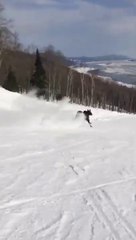 Ce Snowboarder rencontre un élan en bord de piste... Petite course