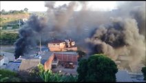 Em protesto, moradores em Cariacica ateiam fogo em pneus em Rio Marinho