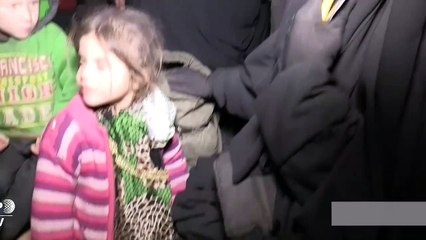 Armas y leche, equipaje de las mujeres de yihadistas en Siria