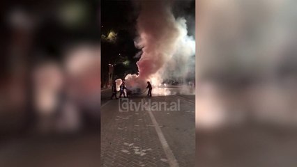 Makina perfshihet nga flaket