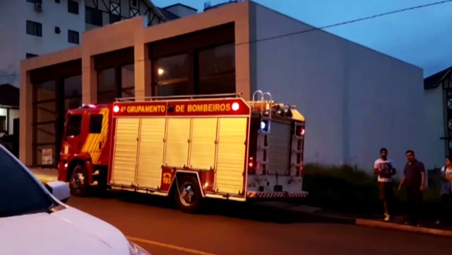 Bombeiros e PMs controlam incêndio dentro de barracão