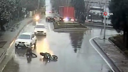 Göz göre göre gelen motosiklet kazası kamerada
