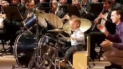 3 Yaşındaki Çocuktan İnanılmaz Bateri Performansı
