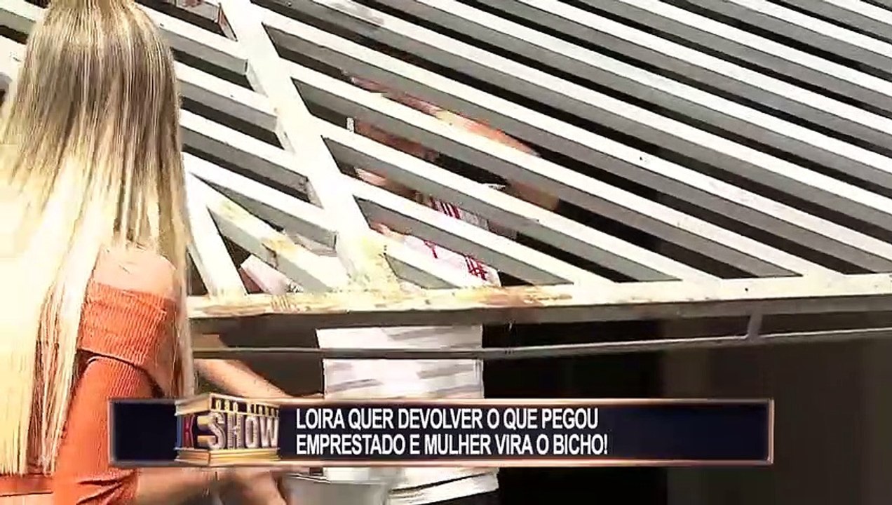 QUIS AJUDAR A VIZINHA BONITONA E SE DEU MAL COM A ESPOSA