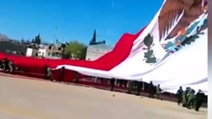 Un soldat mexicain tombe de 30 mètres accroché à un immense drapeau