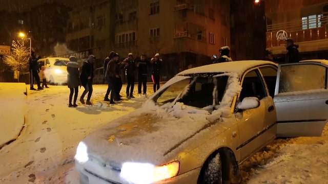 Gençler kar yağışını halay çekerek kutladı - SİİRT