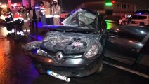 Beylikdüzü'nde Trafik Kazası! Otomobil Temizli Aracına Çarptı