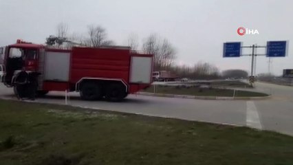 Yoldan çıkan kamyon yan yattı, 1'i ağır 2 kardeş yaralandı
