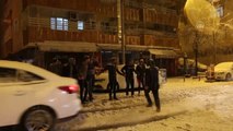 Gençler Kar Yağışını Halay Çekerek Kutladı