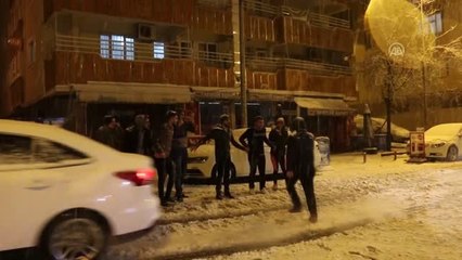 Gençler Kar Yağışını Halay Çekerek Kutladı