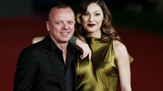 Gigi D'Alessio sbotta: ecco il complimento di un fan ad Anna Tatangelo che lo ha innervosito