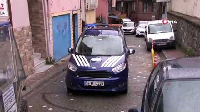 Fatih Balat'ta üç katlı metruk binadan düşen parçalar korkuttu
