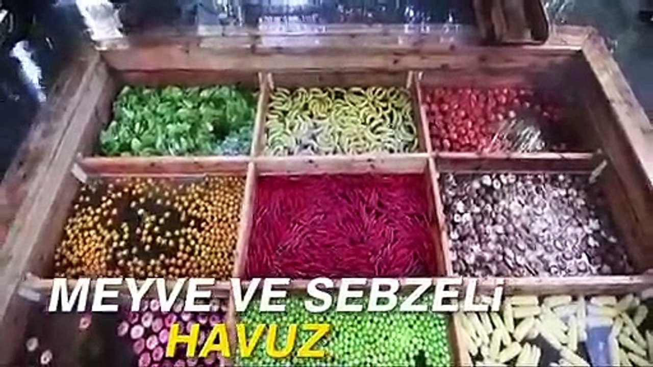 Meyve ve sebzeli havuz görenleri şaşırtıyor