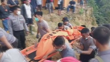 El hundimiento de una mina ilegal en Indonesia deja al menos un muerto y 60 desaparecidos