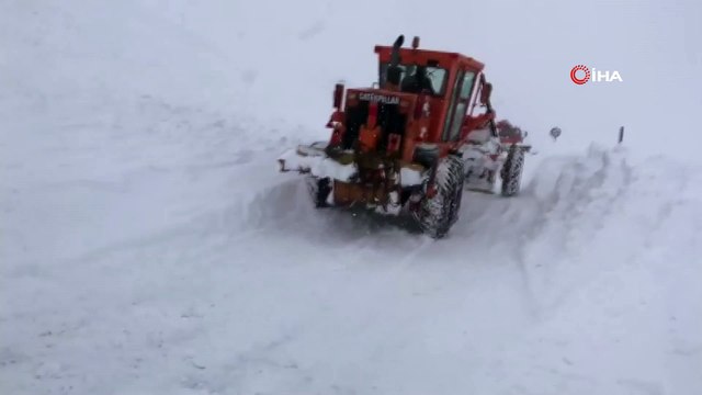Van-Çatak karayoluna çığ düştü
