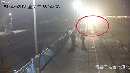 Ce héros sauve une femme sur les rails à l'arrivée du train en gare !