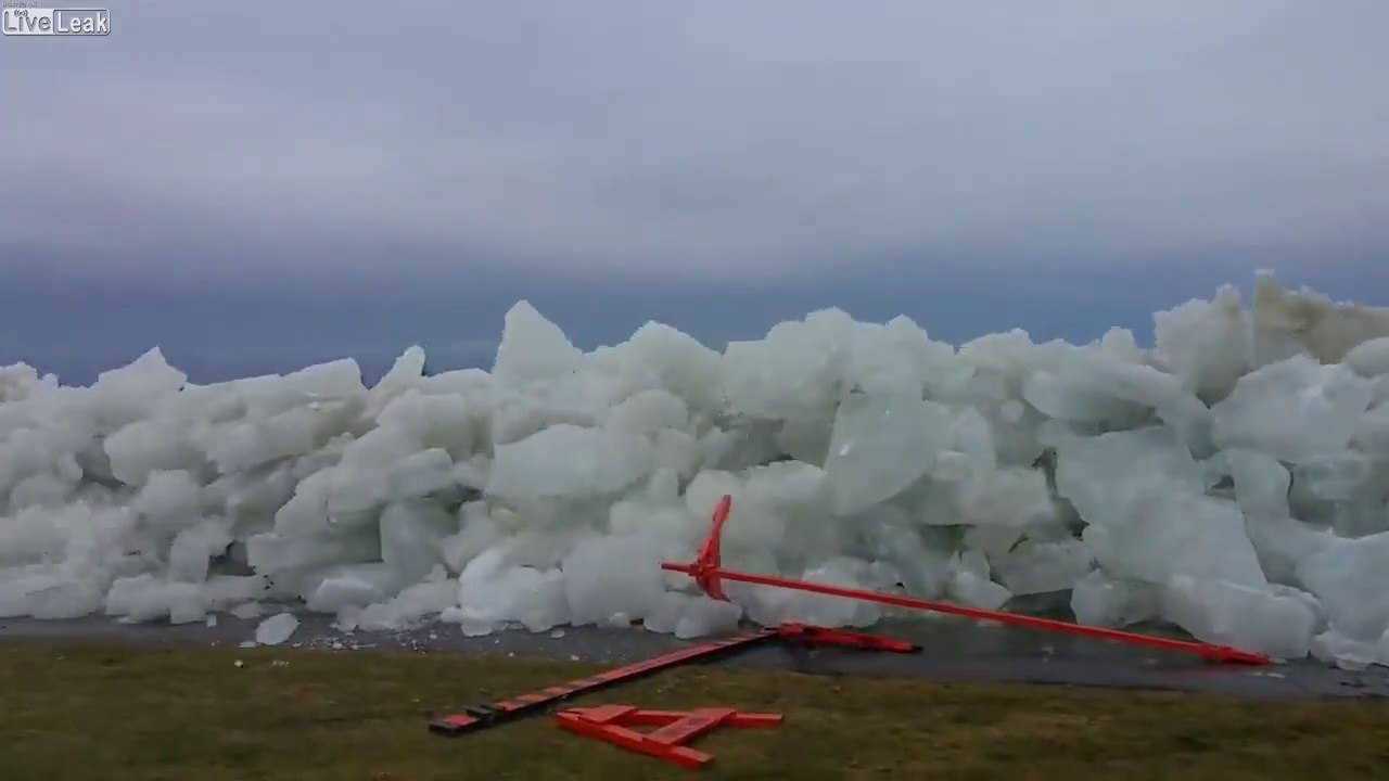Tsunami de glace sur les bords des grands lacs aux USA
