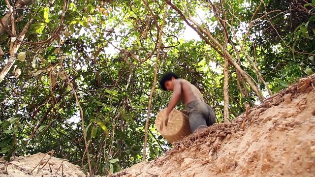 Il construit une maison piscine à mains nues dans la forêt sans outils !