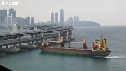 Ce paquebot s'encastre dans un pont autoroutier en pleine journée en Corée