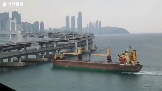 Ce paquebot s'encastre dans un pont autoroutier en pleine journée en Corée